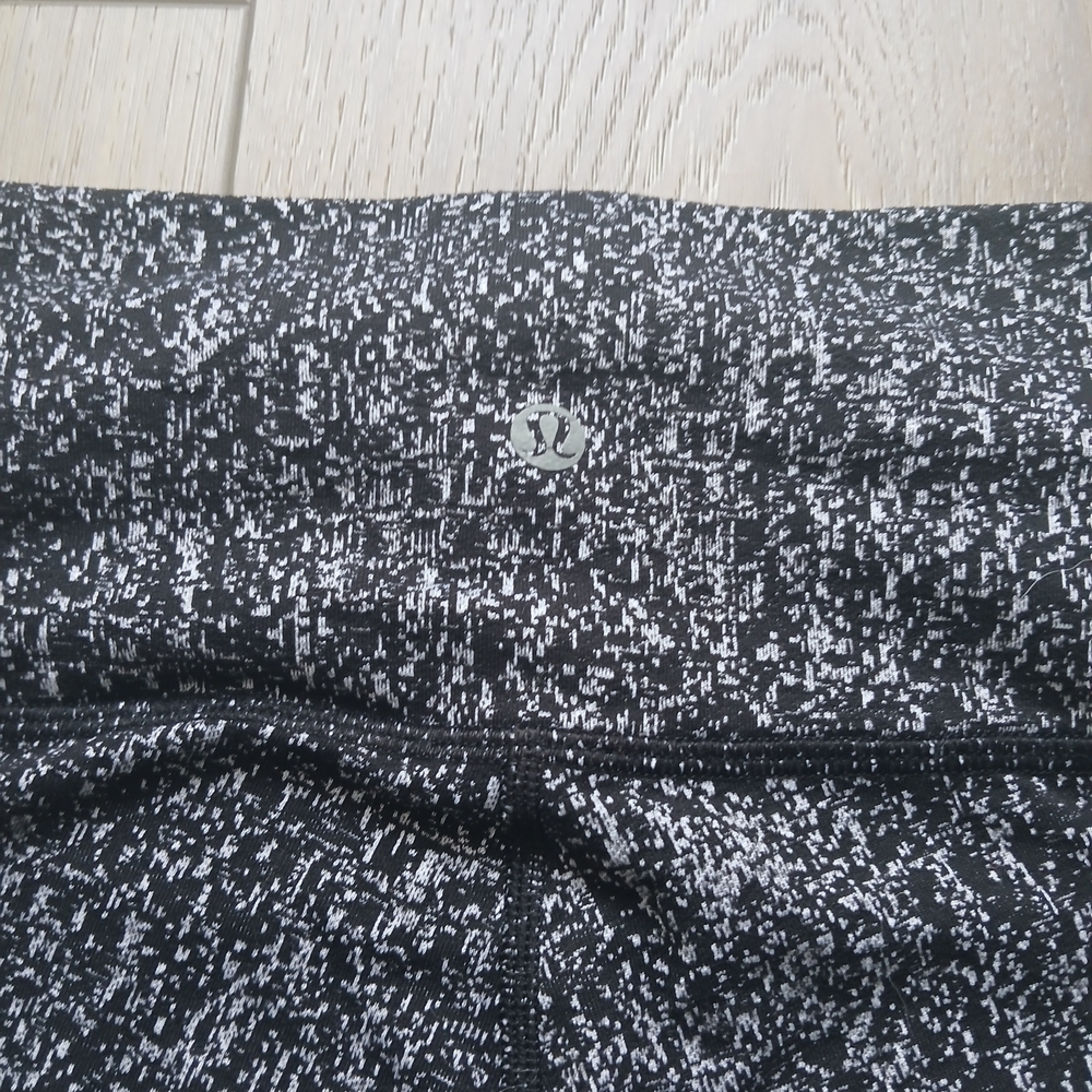 Lululemon Wunder Under Leggings Black & White Print Size 4 - 11"×32" - Picture 7 of 8